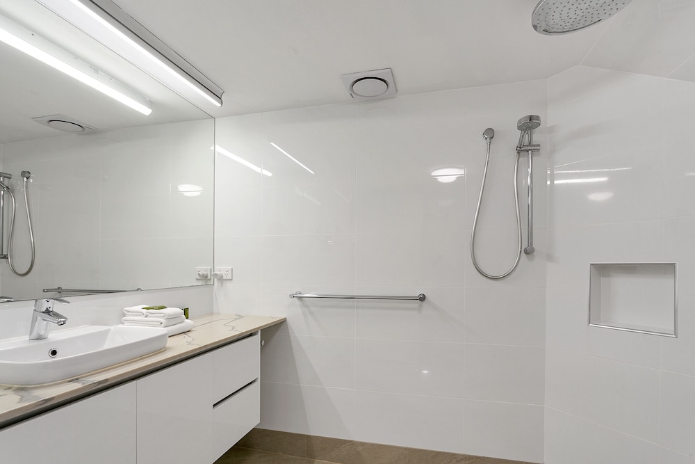Deluxe Two Bedroom Two Bathroom Apartment photo 3