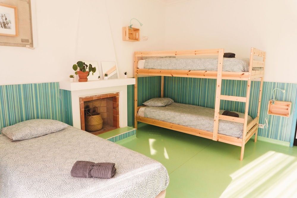 1 Bed at mixed dormitory for 3 people with private bathroom photo 2