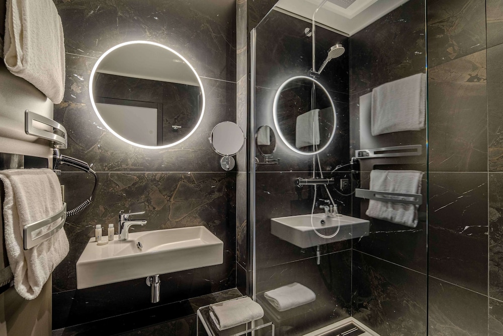 Standard Room, Multiple Beds - Photo 8