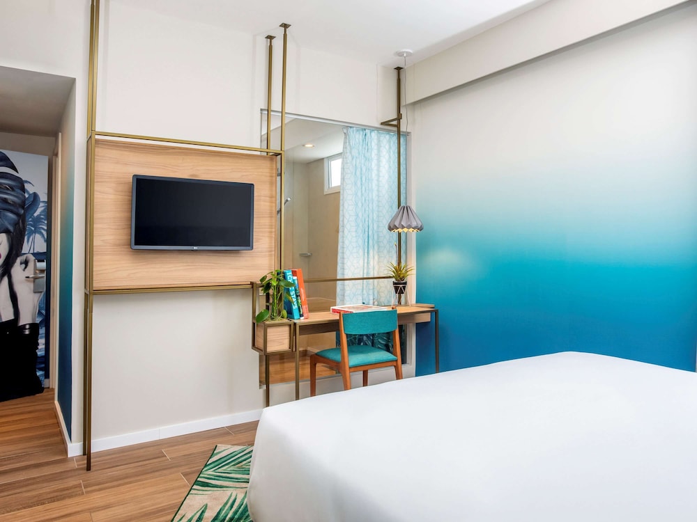 Executive Room, 1 Queen Bed, Balcony, Partial Sea View