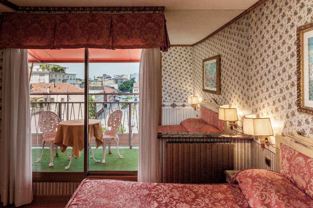 Standard Double or Twin Room photo 1