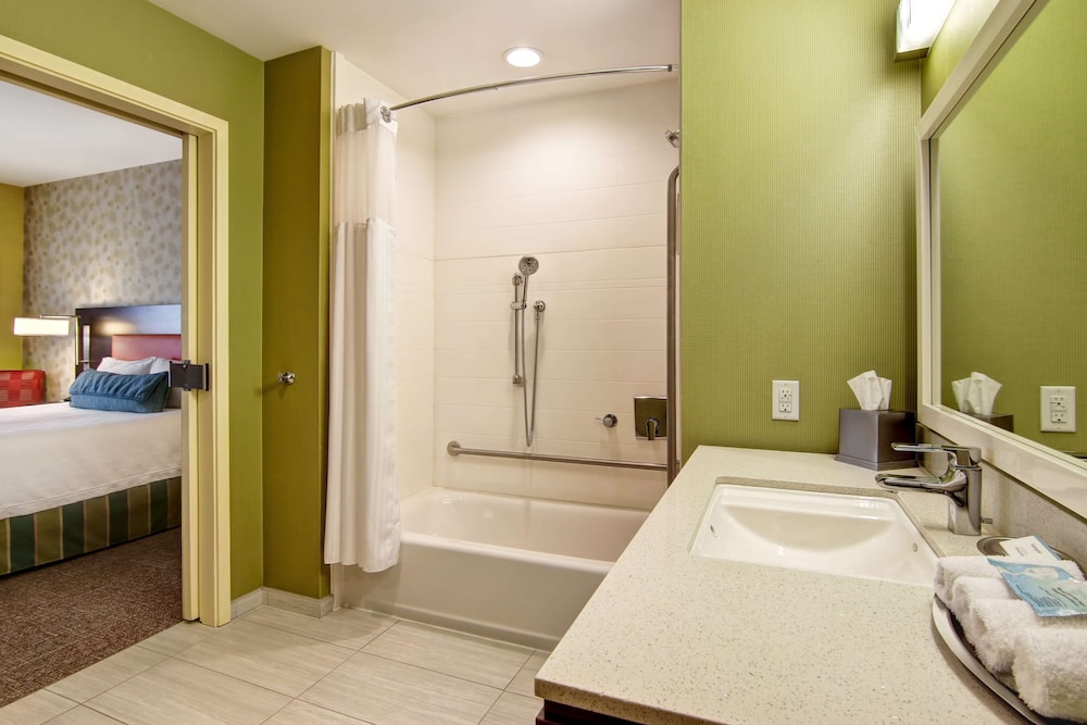 Suite, Accessible, Bathtub thumbnail 5