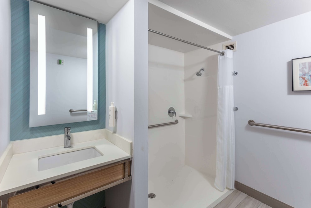 Suite, 1 King Bed, Accessible (Mobility & Hearing) - Photo 2