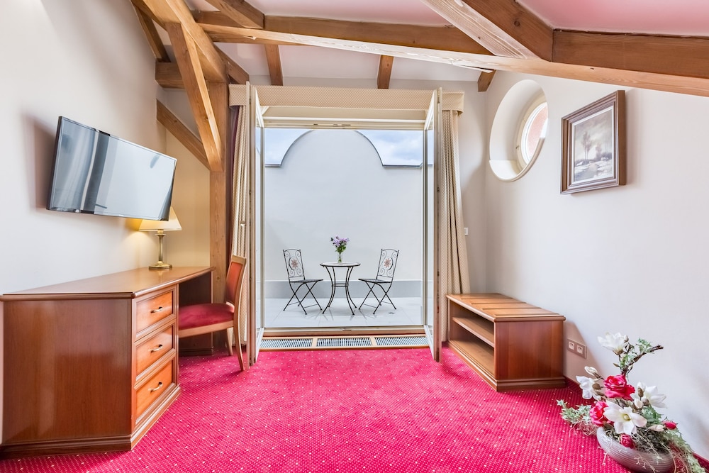 Attic Double Room thumbnail 5