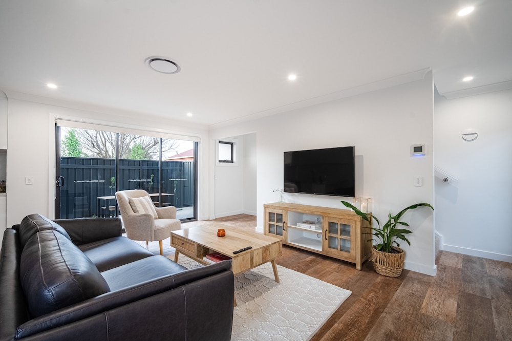 Luxury Townhome, 3 Bedrooms photo 3