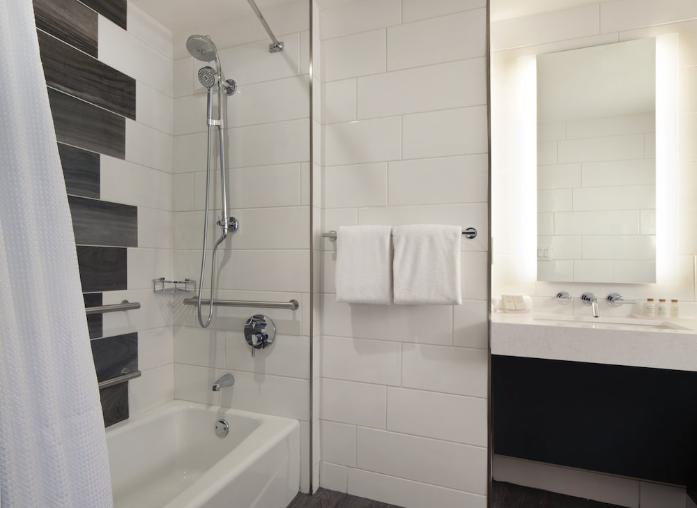 Standard Room, 1 Queen Bed, Accessible (Mobility Accessible)