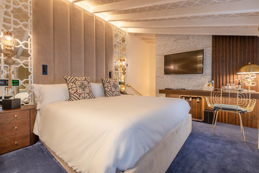 Superior Double Room, 1 King Bed, Non Smoking thumbnail 5