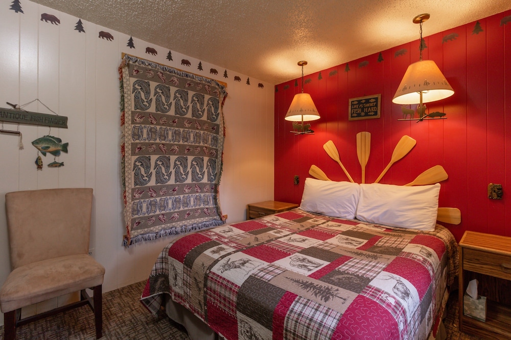 Rock 'n River #26 (River Cabin, Private Hot Tub, Fireplace, Sleeps 6 adults and 2 children)