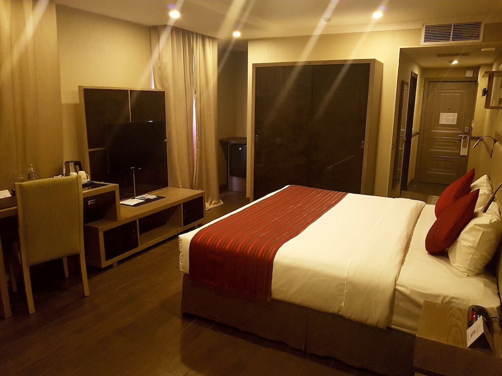 Superior Room, 1 King Bed, Non Smoking photo 2