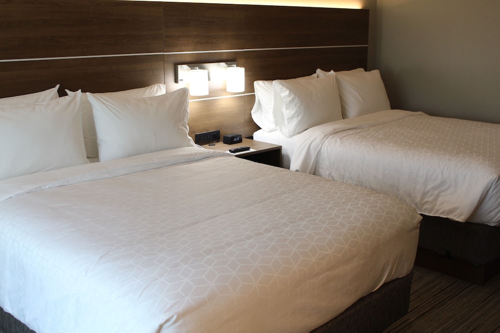 Standard Room, 2 Queen Beds - Photo 10