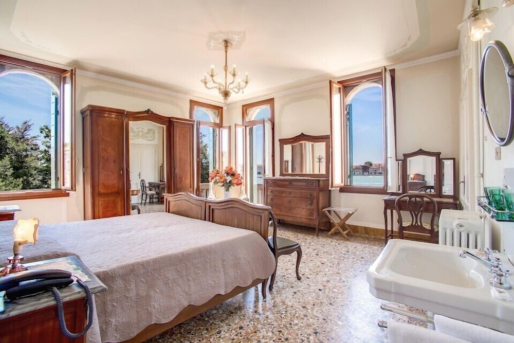 Double Room, Shared Bathroom, Canal View photo 1