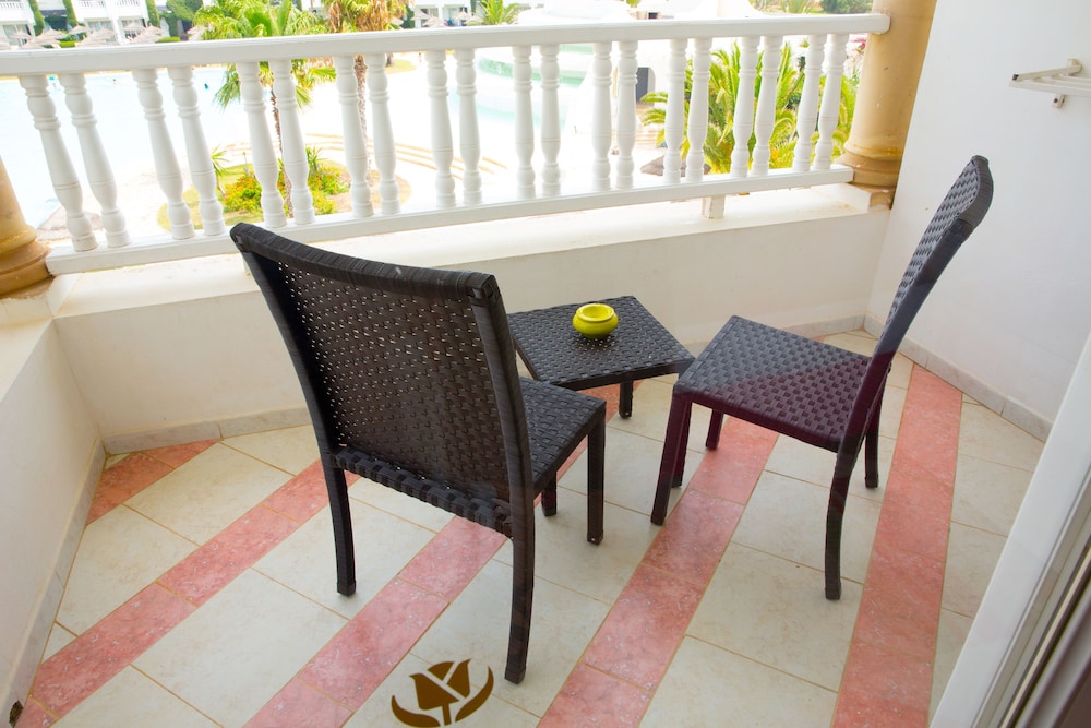 Standard Room, Multiple Beds, Balcony, Sea View - Photo 4