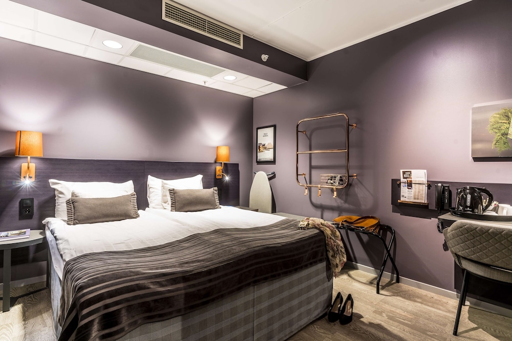 Double Room, 1 Queen Bed, No Windows