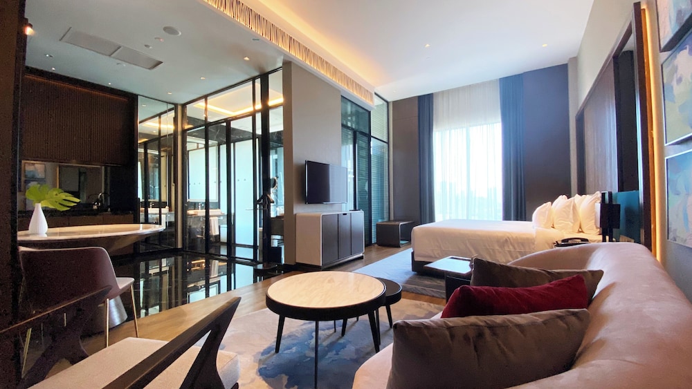 Executive Room, 1 King Bed, Pool View photo 2