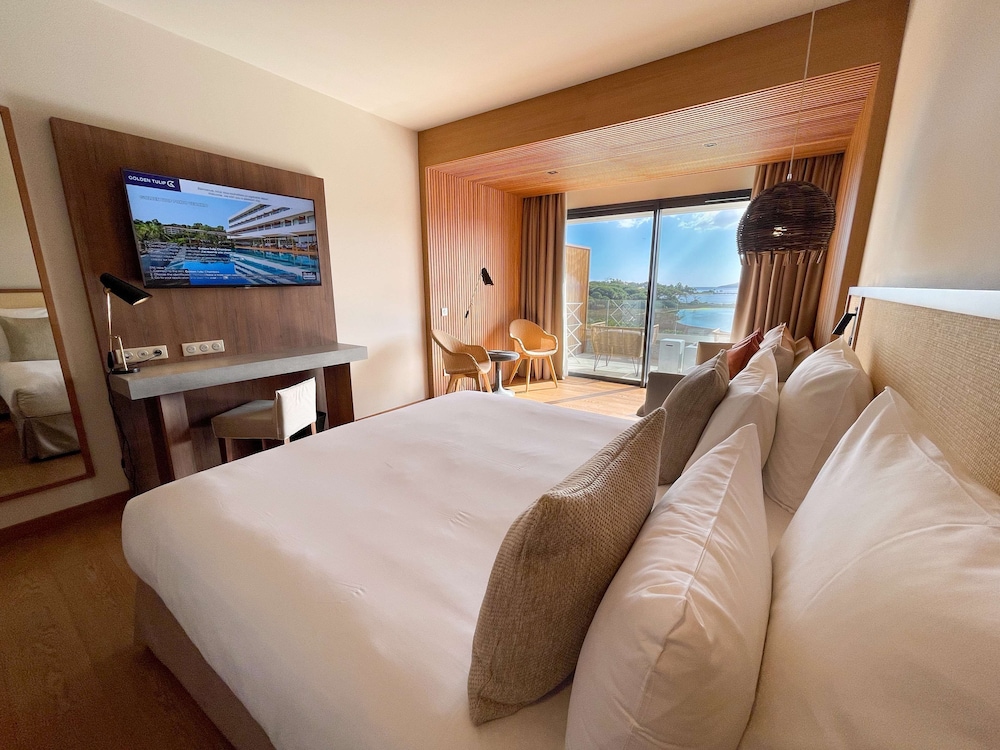 Junior Suite, 1 King Bed, Balcony, Sea View - Photo 3