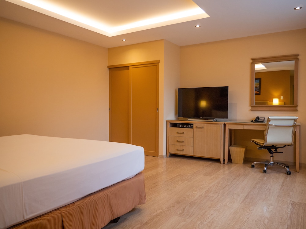 Standard Suite, 1 King Bed, Non Smoking - Photo 9