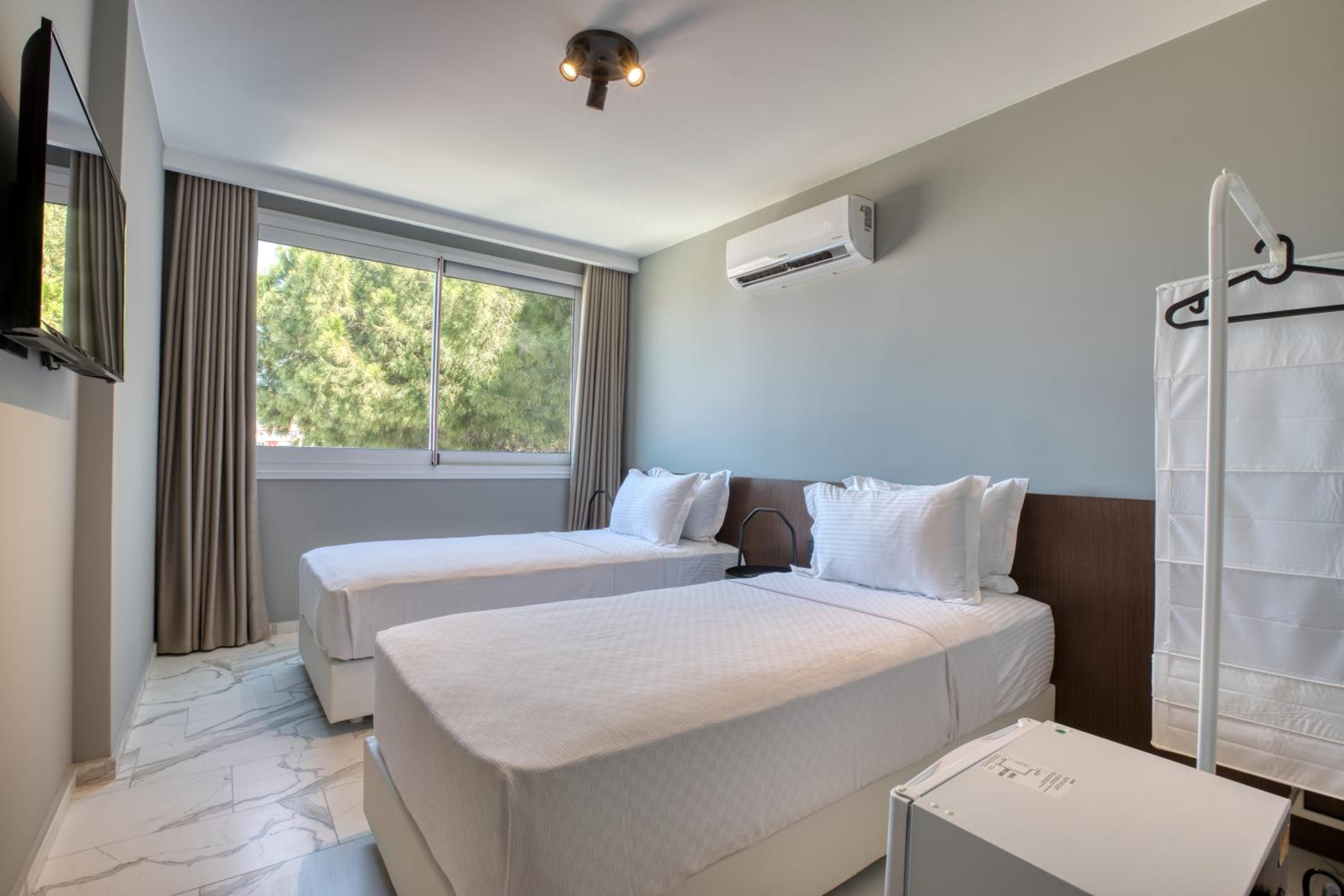 Small Twin Room - Photo 4