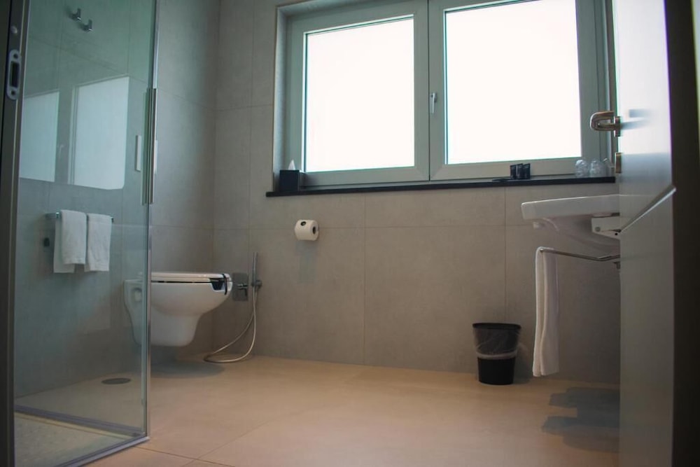 Standard Room, 1 King Bed, Mobility Accessible - Photo 4