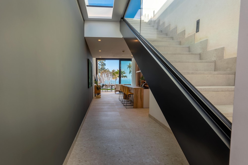 House, Oceanfront (5 Adults + 1 Child)