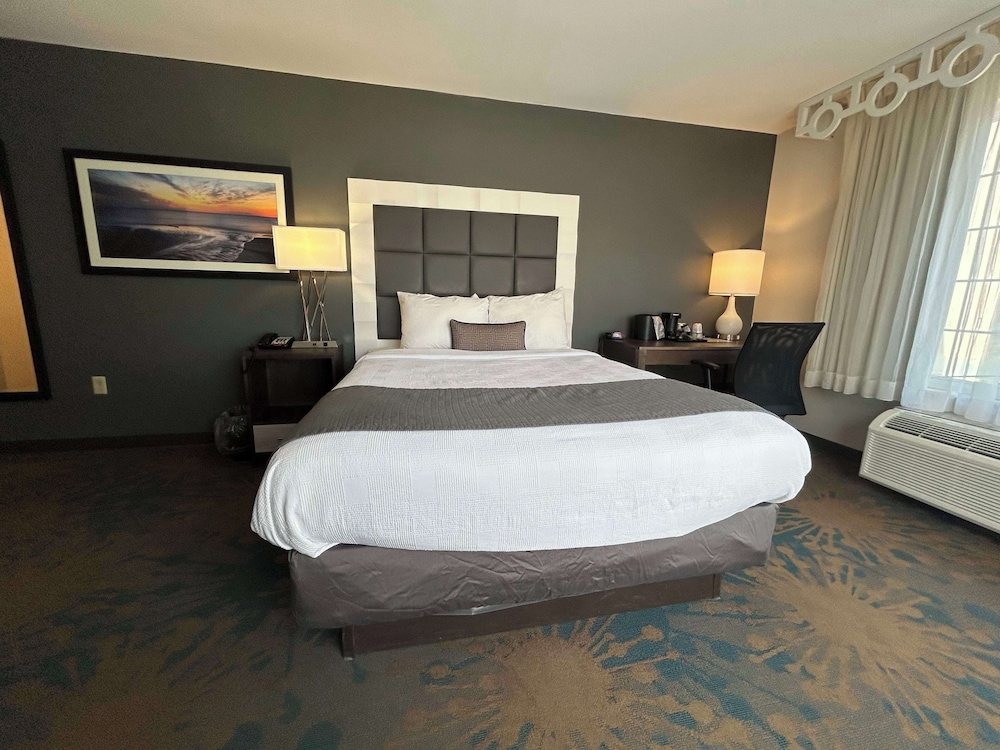 Standard Room, 1 Queen Bed, Non Smoking (Walk-in Shower) - Photo 2