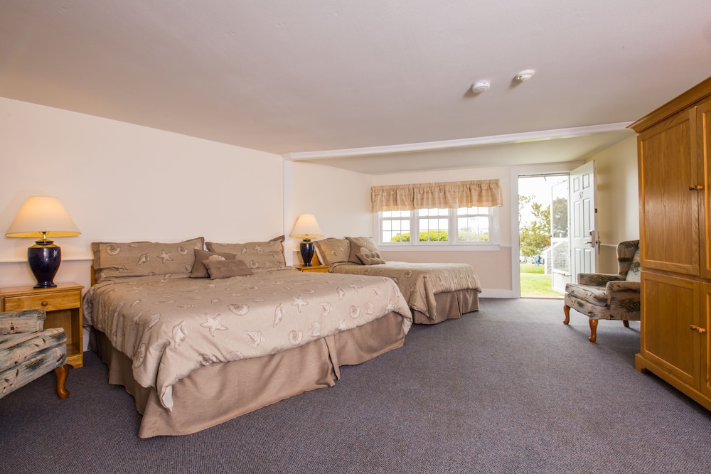 Standard Room, 1 King Bed and 1 Double Bed, Non Smoking photo 2