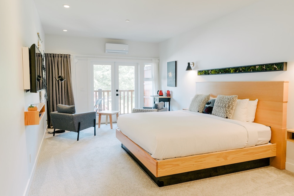 Signature Room, 1 King Bed, Non Smoking, Garden View photo 2