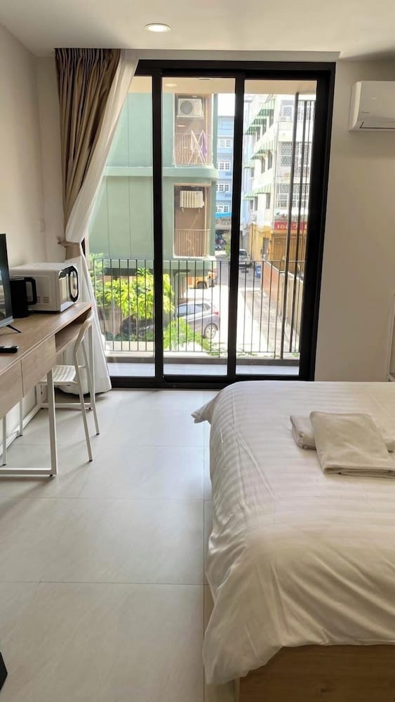 City Apartment, 1 Queen Bed, Balcony photo 2