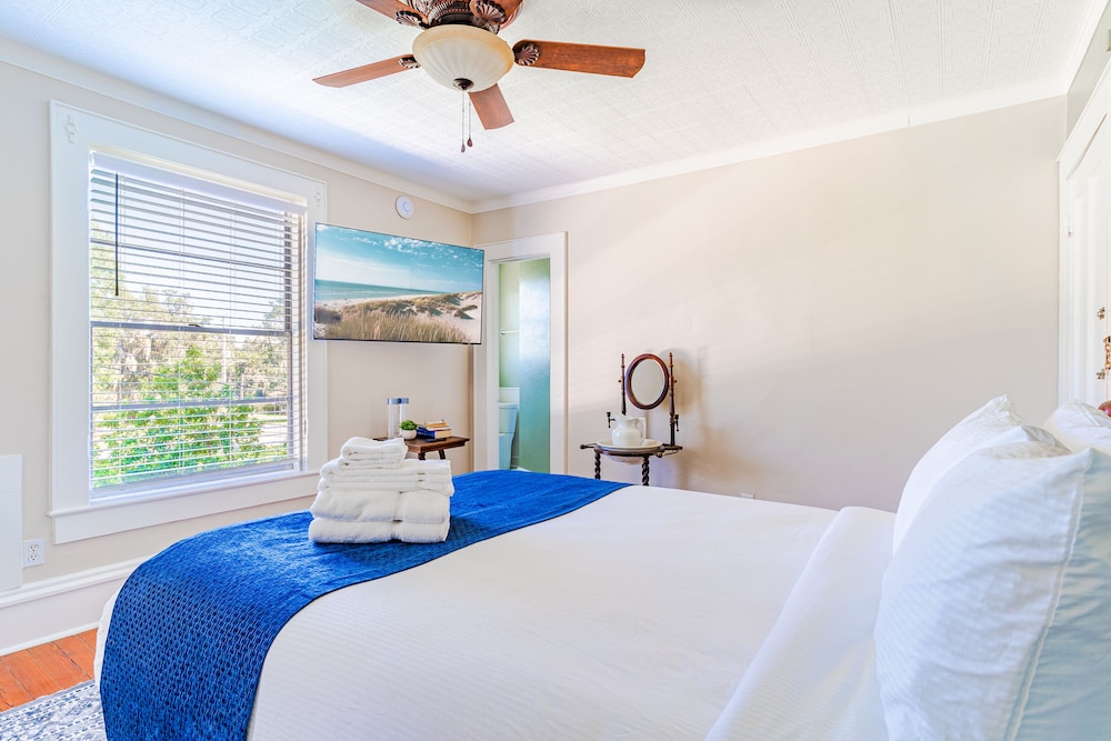 Deluxe Double Room, Private Bathroom (Magnolia Suite)