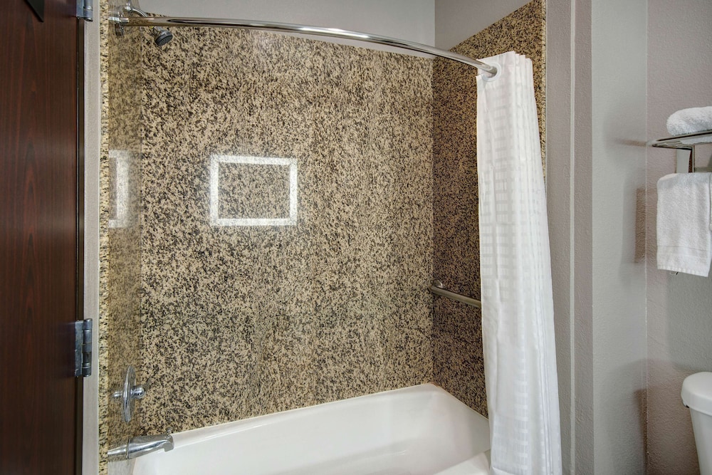 Deluxe Suite, 2 Queen Beds, Non Smoking, Refrigerator & Microwave - Photo 9