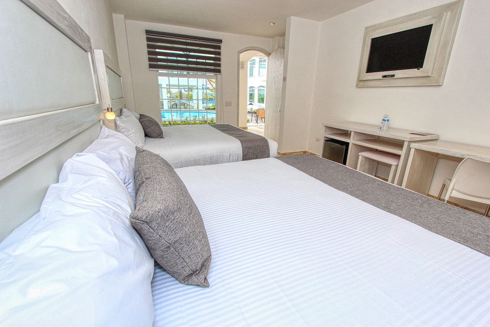 Standard Room, Multiple Beds - Photo 5