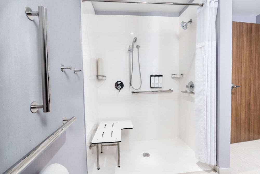 Suite, 2 Queen Beds, Roll-in Shower photo 3