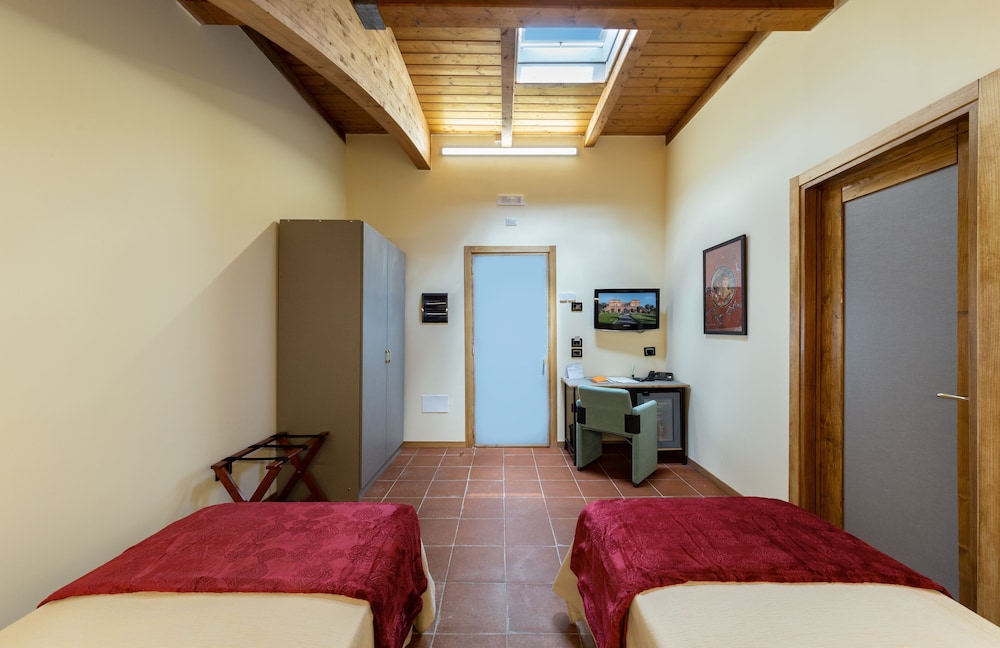 Standard Twin Room, 2 Twin Beds - Photo 1
