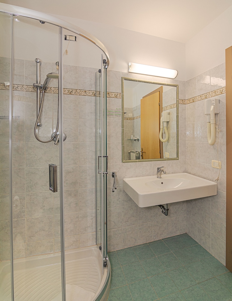 Standard Double or Twin Room - Photo 3