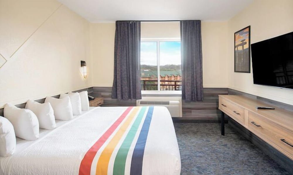 Standard Room, 1 King Bed, Accessible, Balcony photo 2