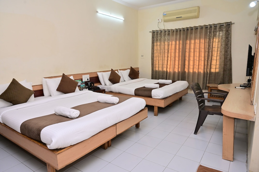 Family Quadruple Room, 2 Queen Beds, Balcony, Garden View photo 2