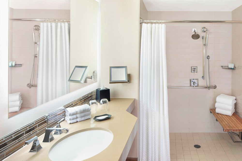 Deluxe Room, 1 King Bed, Golf View - Photo 8