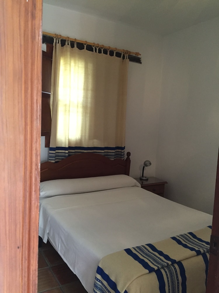 Basic Bungalow, 1 Double Bed, Fireplace, Garden Area photo 2