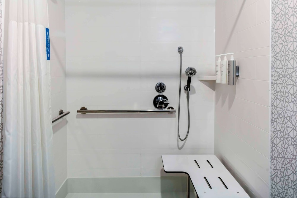 Room, 1 King Bed, Accessible, Bathtub - Photo 7