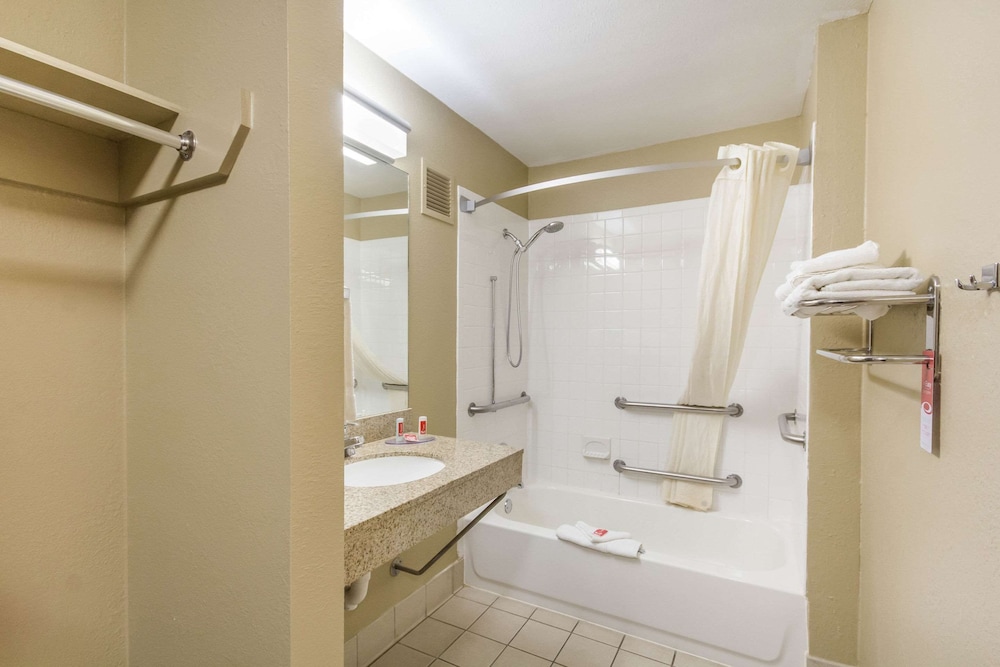 Room, 1 King Bed, Accessible, Non Smoking - Photo 8