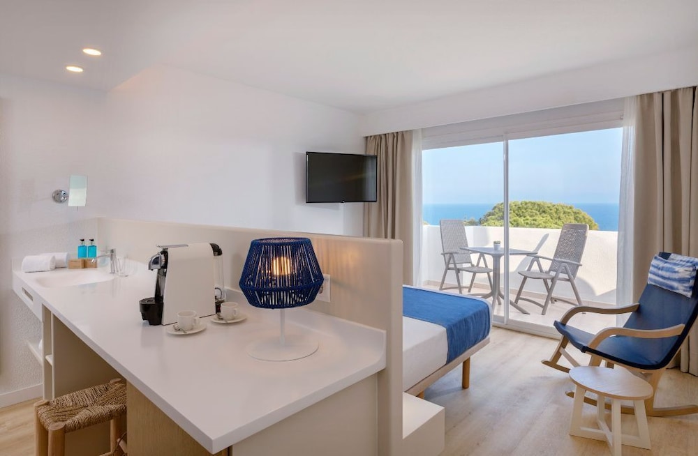 Superior Double Room, Sea View (2 adults + 1 child) photo 2