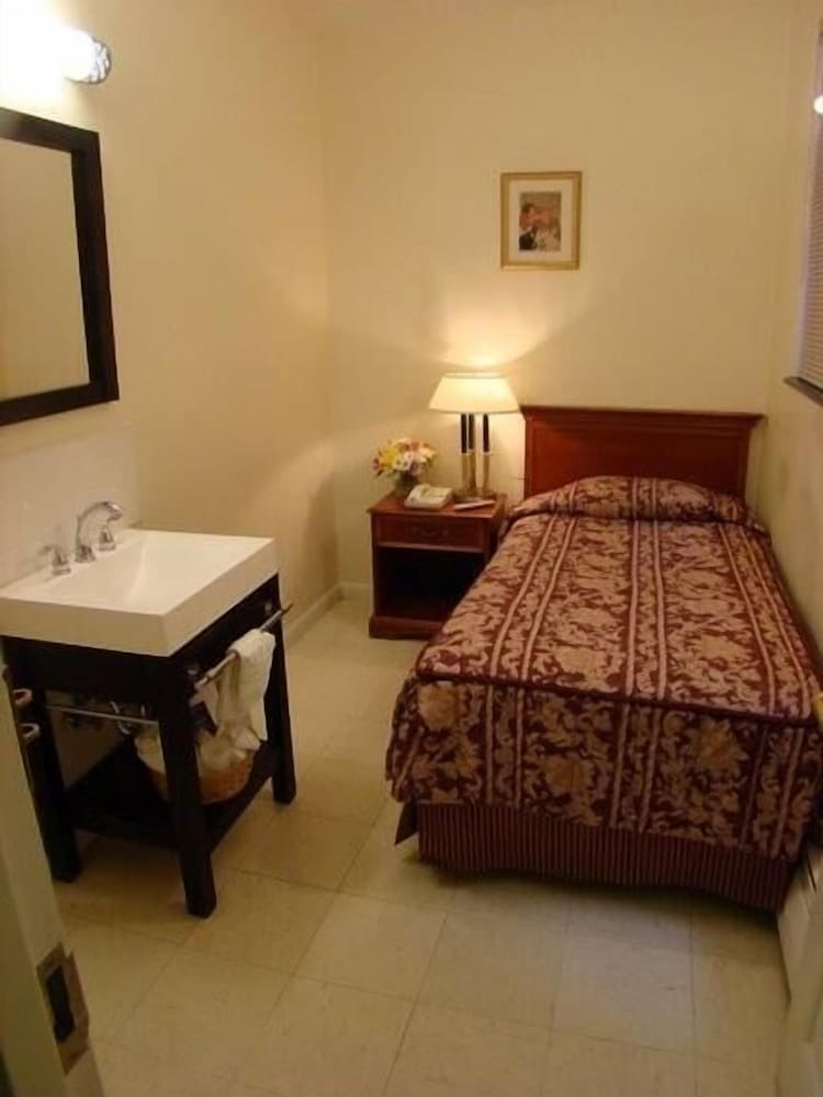 SINGLE ROOM-SHARED BATHROOM photo 3