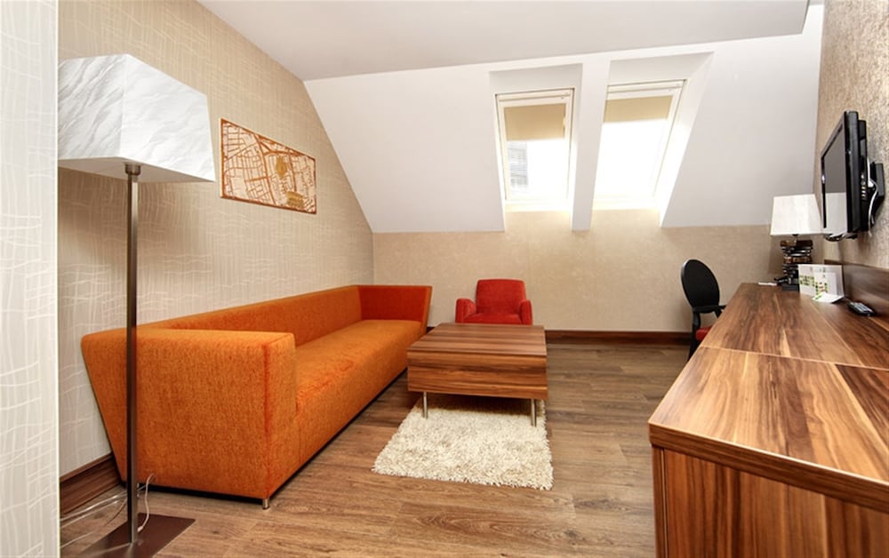 Suite, Multiple Beds (Additional Living Area) - Photo 2