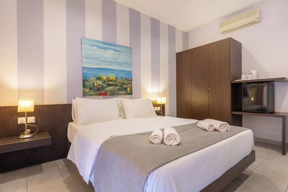 Standard Room with Pool View - Photo 9