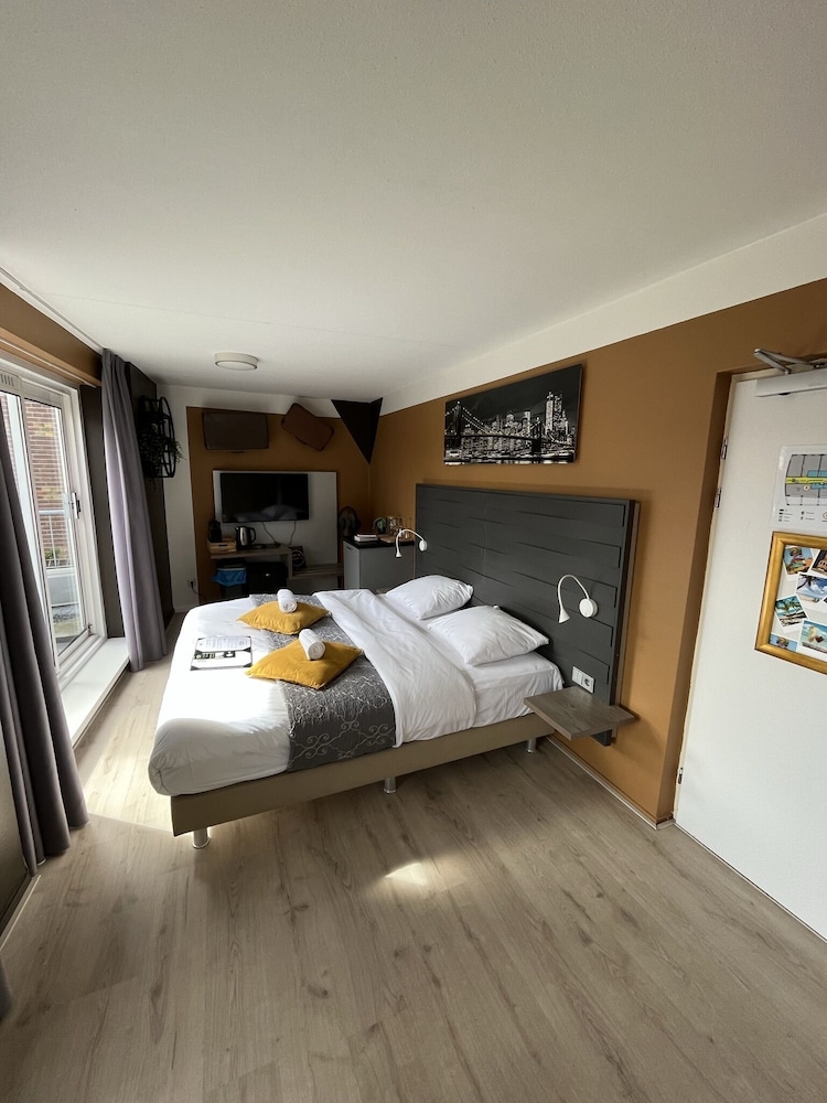 King Room with Balcony photo 2