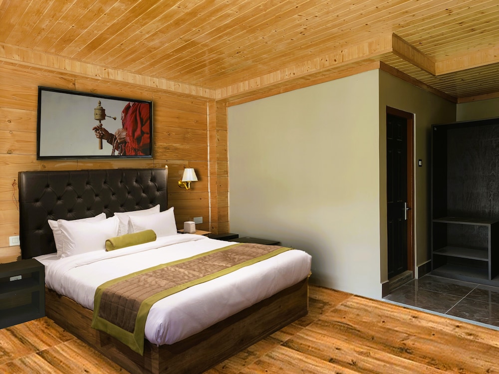 Grand Room, 1 Queen Bed, Patio, Mountain View photo 2