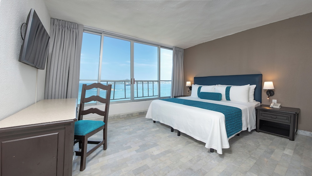 Standard Single Room, 1 King Bed, Partial Sea View - Photo 1