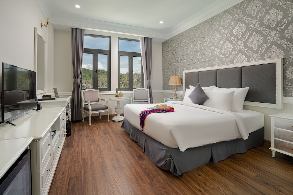 Deluxe Room, City View - Photo 1