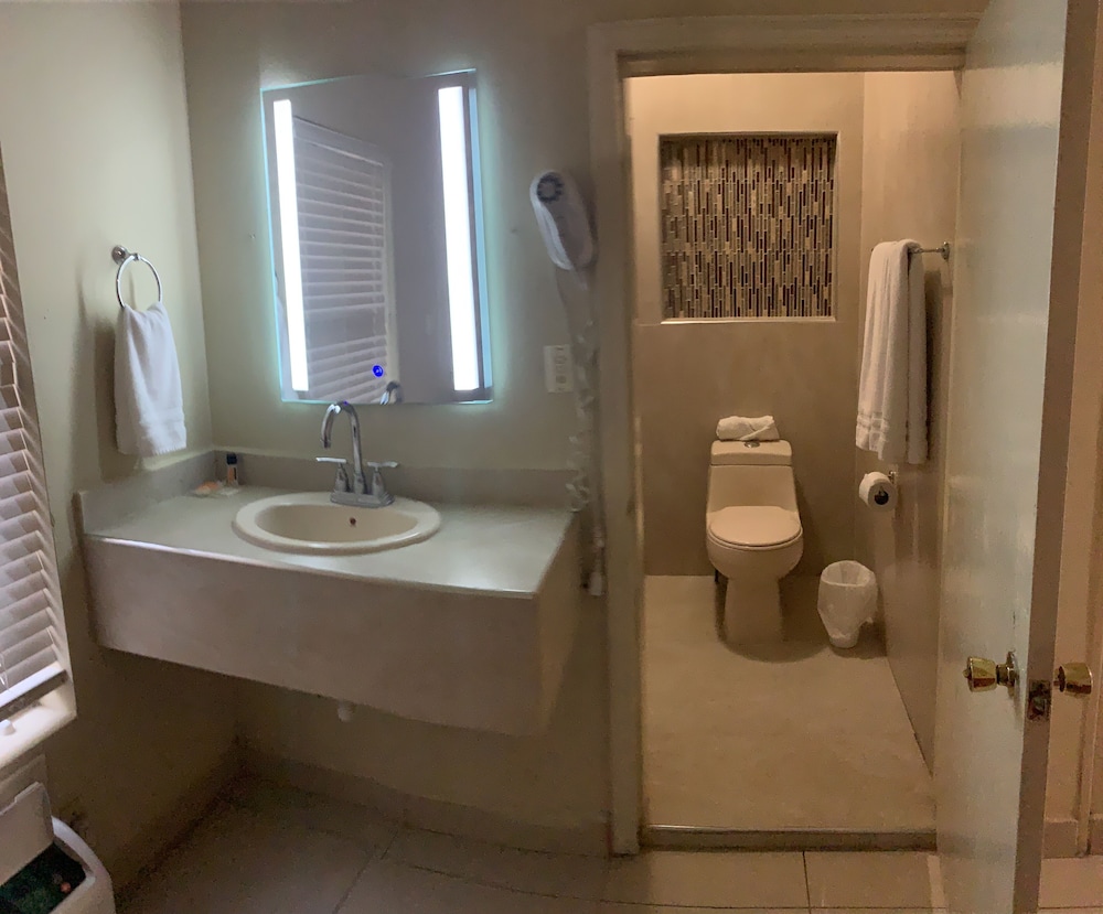 Basic Double Room, 2 Double Beds photo 3