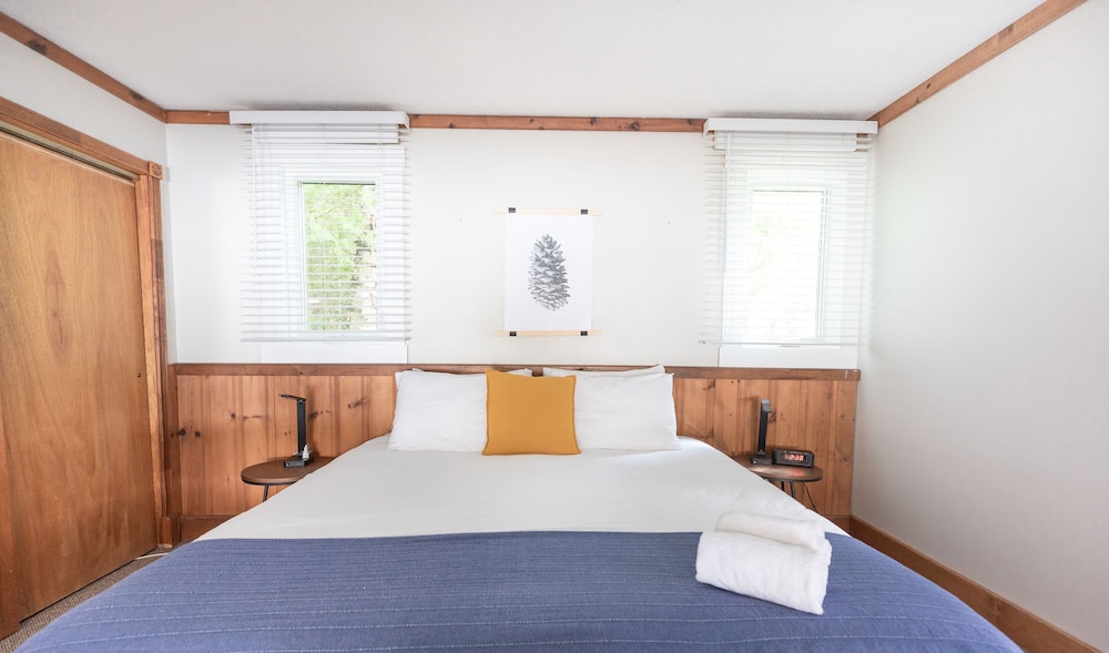 Superior Cabin, 1 King Bed with Sofa bed, Fireplace, Beach View