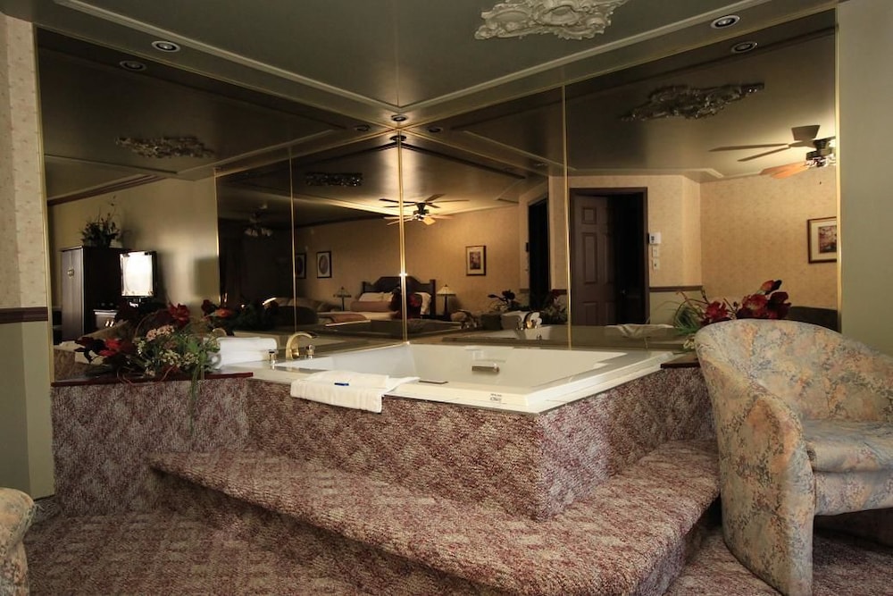 Deluxe Room, 1 Queen Bed, Hot Tub photo 3